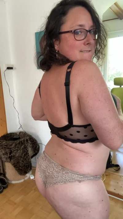 Anyone on here a fan of single curvy moms like me?
