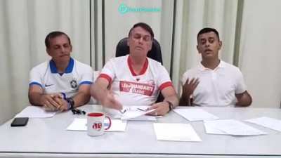 Na última live do ano (quinta passada) Bolsonaro aproveitou para falar do caso Queiroz. Ele pediu para que o Ministério Publico do RJ prestasse bastante atenção no que ele falava e contou um ‘caso hipotético’ do filho de um membro do MP que teria sido del