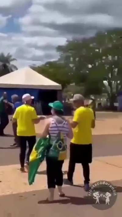 Po os caras n&atilde;o tem acesso a TV?