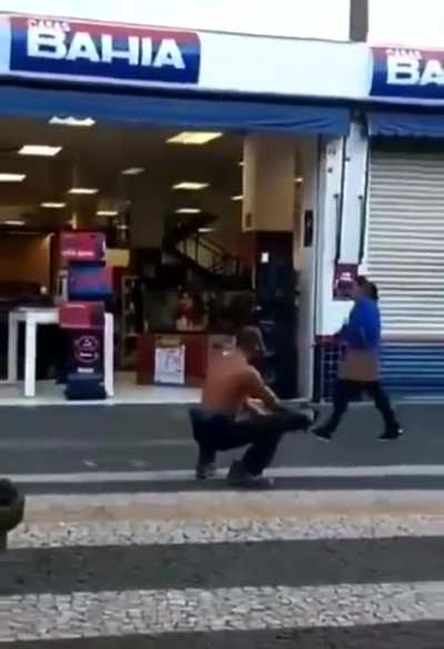 Lament&aacute;vel. Desde quando a casas bahia contratou esses seguran&ccedil;as agressivos n&atilde;o podemos nem dan&ccedil;ar mais em frente a loja 😤