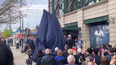 Ichiro&rsquo;s Statue is revealed in Seattle. Unfortunately his bat breaks while pulling the covering off