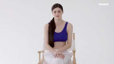 GIF Alexandra Daddario bouncing (Women's Health 2022)