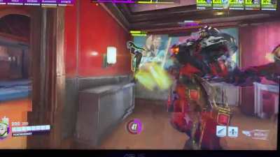 Instead of playing with the team, Reinhardt thought it would be better to eat the Widow&rsquo;s ass