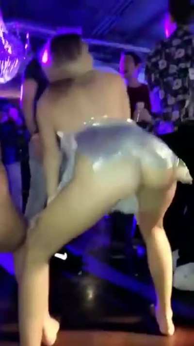 Twerking in The Club Without Panties
