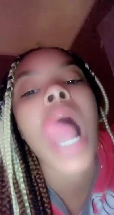 Ari flickin spit