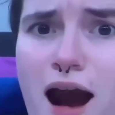 "😨"