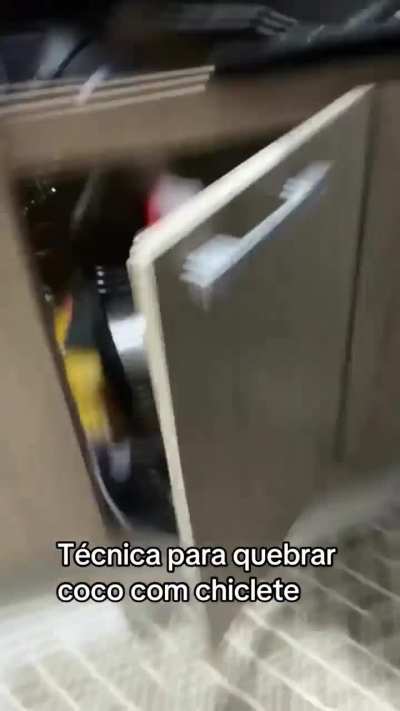Lifehack: Como usar um chiclete pra quebrar um coco (pra v&ecirc; se &eacute; ueco)