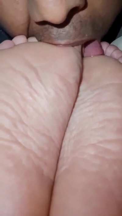 I can't help suck my mom feet always she's asslep ask whatever you want (replay for part 2) 🧀🥵
