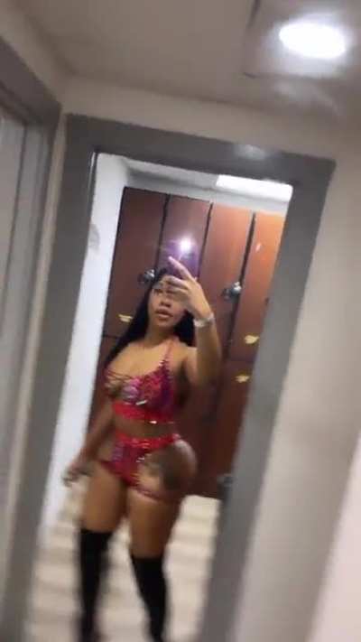 🍑🤳🏻👙