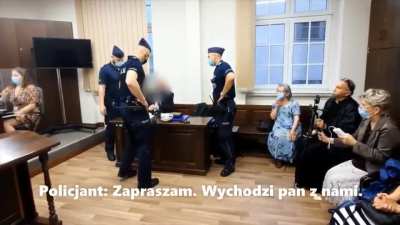 Po aresztowaniu za obrazę sadu ministranta zeznającego w masce gazowej pan, zwany r&oacute;wnież księdzem, Woźnicki uświadamia sędziemu, że ten skończy w piekle.