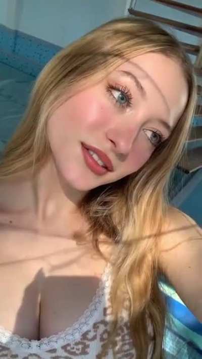 New IG Story, Pretty face and some cleavage