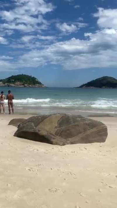 Cris Gal&ecirc;ra chegou na praia de nudismo!!