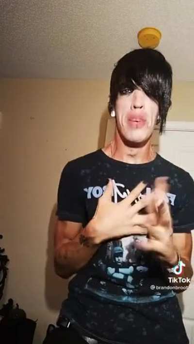The replacement for suicide silence vocals doesnt exis.... HIS VOICE IS SOOOO BEAUTIFUL COME ON FOCKS JUST ONE PEAK
