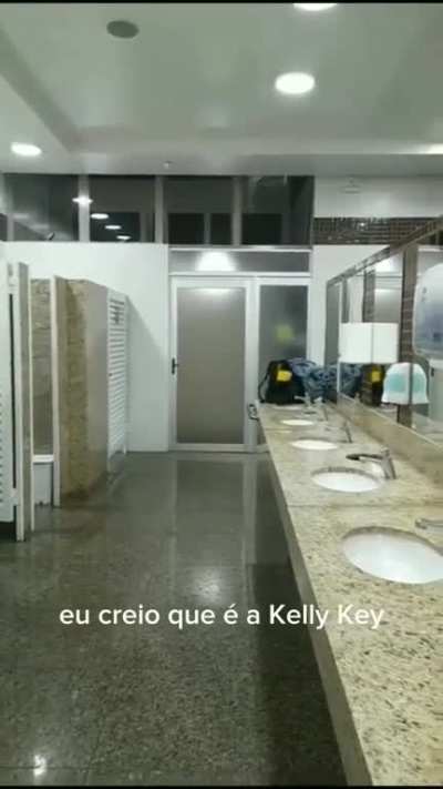 Sim, a mulher do Galo Cego existe