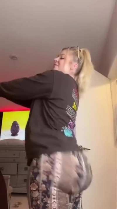 Ufff that booty 