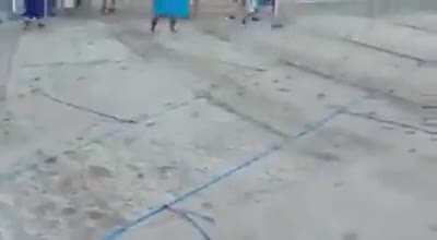As&iacute; se pilla sitio en una playa de Torrevieja.