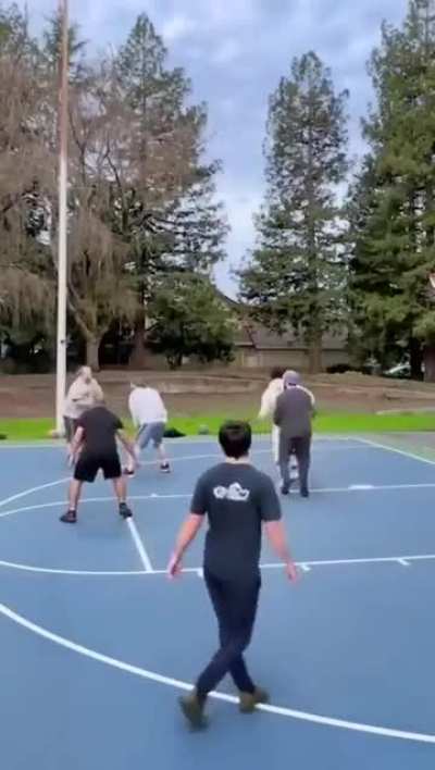 Jugando basquetball