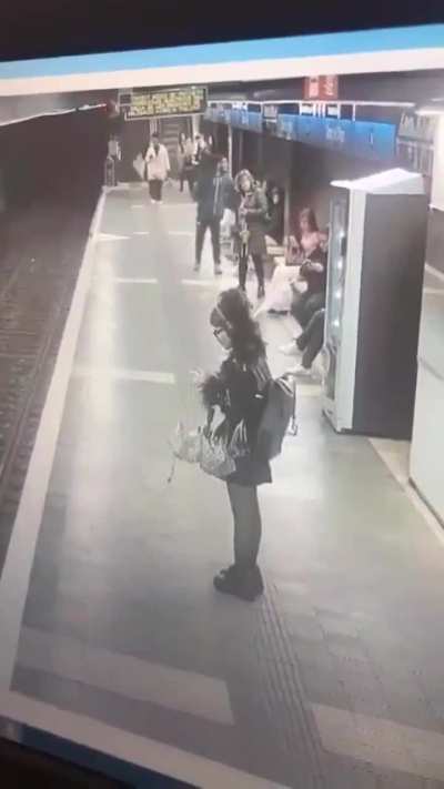 Est&aacute;s esperando el tren y de repente...