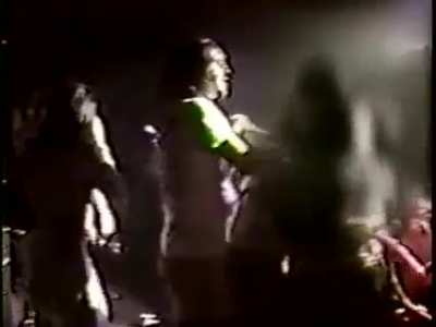 Kurt Cobain'nin g&uuml;venlik g&ouml;revlisiyle attığı destansı vs