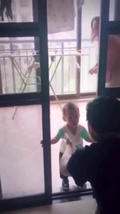 Come, daddy hug hug