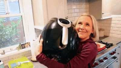 Como vcs limpam a airfryer de vcs dpois de um tempo suja?