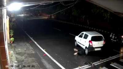 Car runs over pedestrian. Hospitalised in grave condition