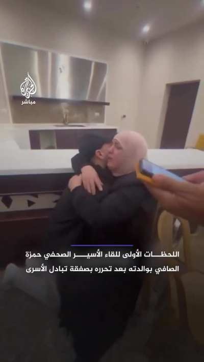 His mother could barely stand&hellip; Heartfelt moments as journalist Hamza Al-Safi reunites with his mother in Ramallah after being freed in the prisoner exchange deal.
