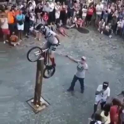 Incredible the acrobacy they do with a bike... Dauntingly impressive!
