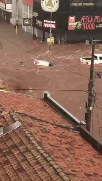 Essa chuva rolou agora no interior de SP. O mais triste &eacute; que a inunda&ccedil;&atilde;o aconteceu na regi&atilde;o central, regi&atilde;o de com&eacute;rcio e cheio de moto de trabalhador. Duvido que 1% dos veiculos ai do centro tinham seguro que cobrisse desastre natural.