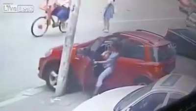 Lady Folds Her Leg Using Pole And SUV