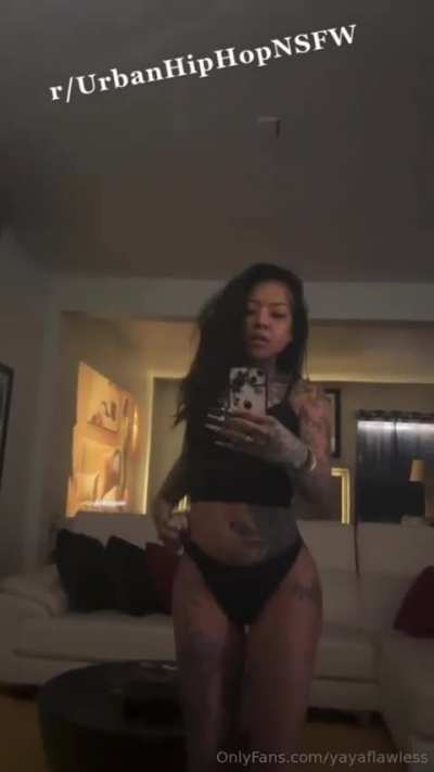 Mirror belfie wiggle
