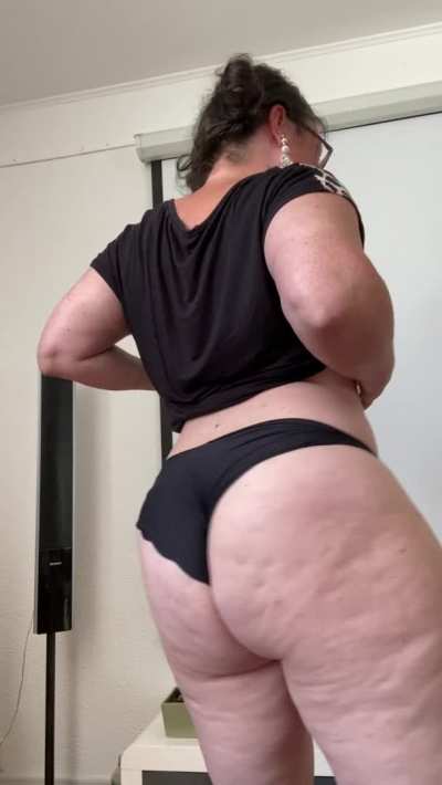 40 year old sexy milf ready to help to you live out your fantasies
