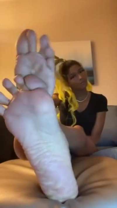 Les doux et magnifiques grands pieds de la d&eacute;esse millyonas