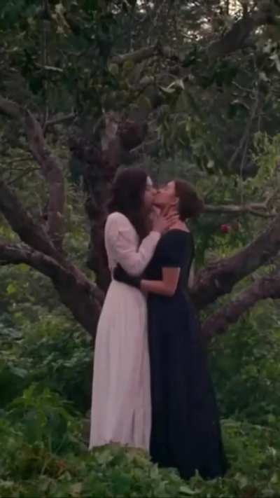 Hailee Steinfeld and Ella Hunt