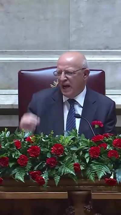 V&iacute;deo 100% leg&iacute;timo n&atilde;o editado da ARTV a mostar o Presidente da AR a dirigir-se aos grupos parlamentares do CHEGA e da IL minutos antes do discurso de Lula. Quo vadis, Portugal?