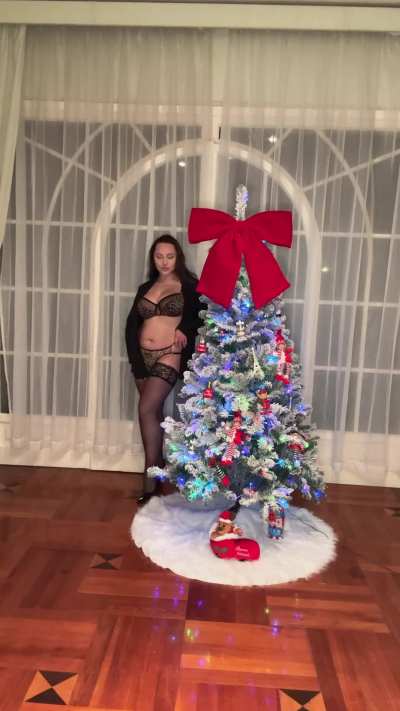 Help me take down this Christmas tree