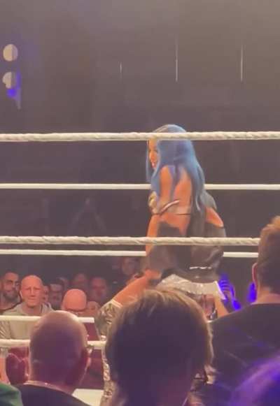 Sexy dance while taking off her jacket 🔥