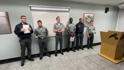 Urgente. Reunião no comando da Marinha. Os caras subiram o tom!