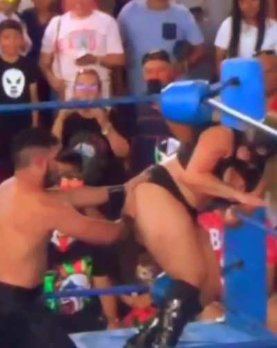 Luchador Kiss ass the Hiedra