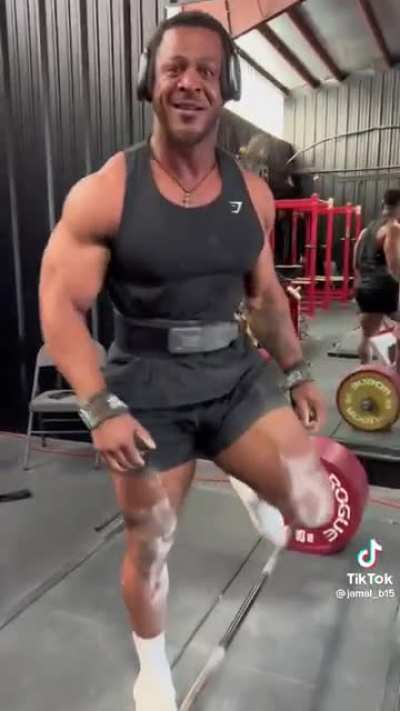 Guy deadlifts 500kg/1102.3lbs