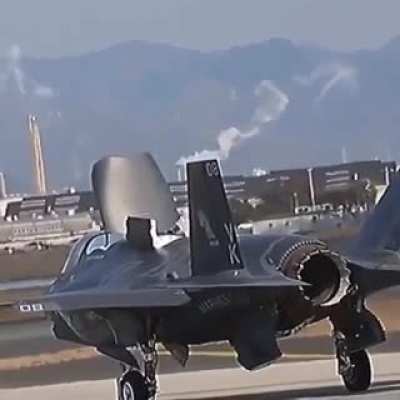 F-35B folds its exhaust and lift fan after landed.