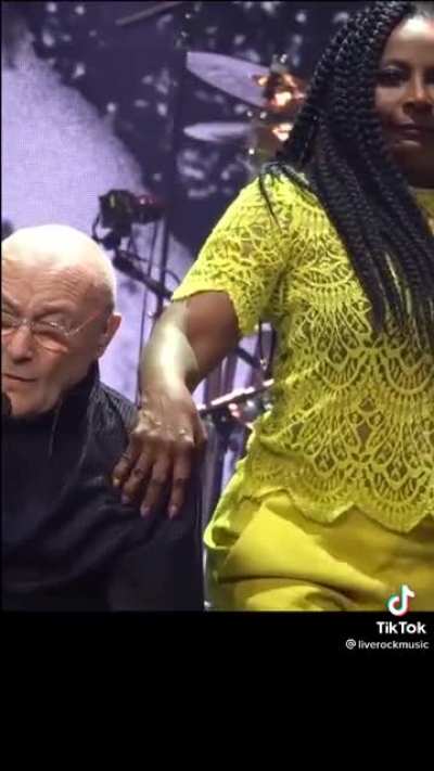 Phil Collins seems positively repulsed with a performer he&rsquo;s sharing the stage with