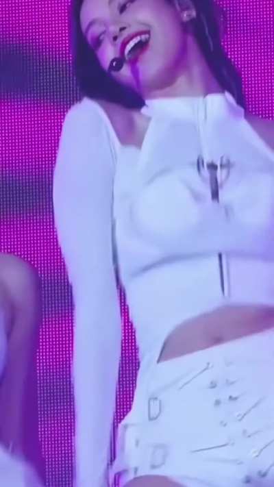 Lisa must be good in riding dicks yet her pussy looks tight 🥵