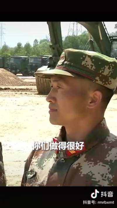 丘八：这个肥头大耳的东西，舔着个肚子背着手，在我们面前装董哥呢
