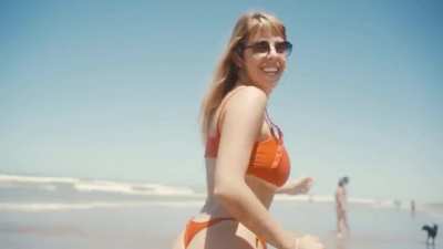 Nati Jota corriendo en la playa