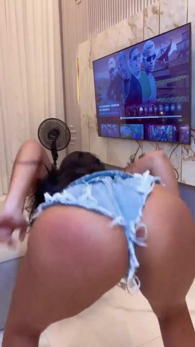 Ayarla Souza rebolando com o short enfiado no rabo