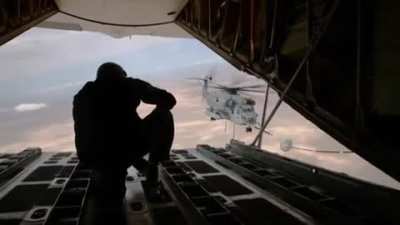 🇺🇲 CH-53E Super Stallion refueling while transporting a vehicle