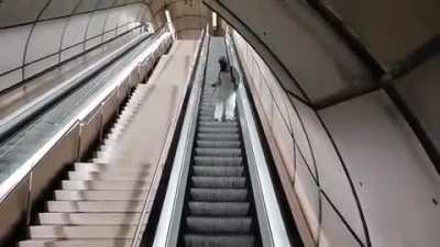 As&iacute; se desinfectan las escaleras del metro de Bilbao