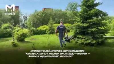 Если хочешь перемен к лучшему - начни с себя. Житель Архангельска за 10 лет превратил заброшенный двор на окраине в цветущий сад.В 2011 году Дмитрий Чистяков решил, что сделает из двора конфетку. Вспомнил уроки деда, взял косу &mdash; и понеслась.