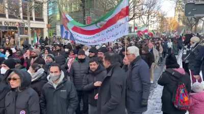 Iraner demonstrieren in Berlin gegen das iranische Mullahregine